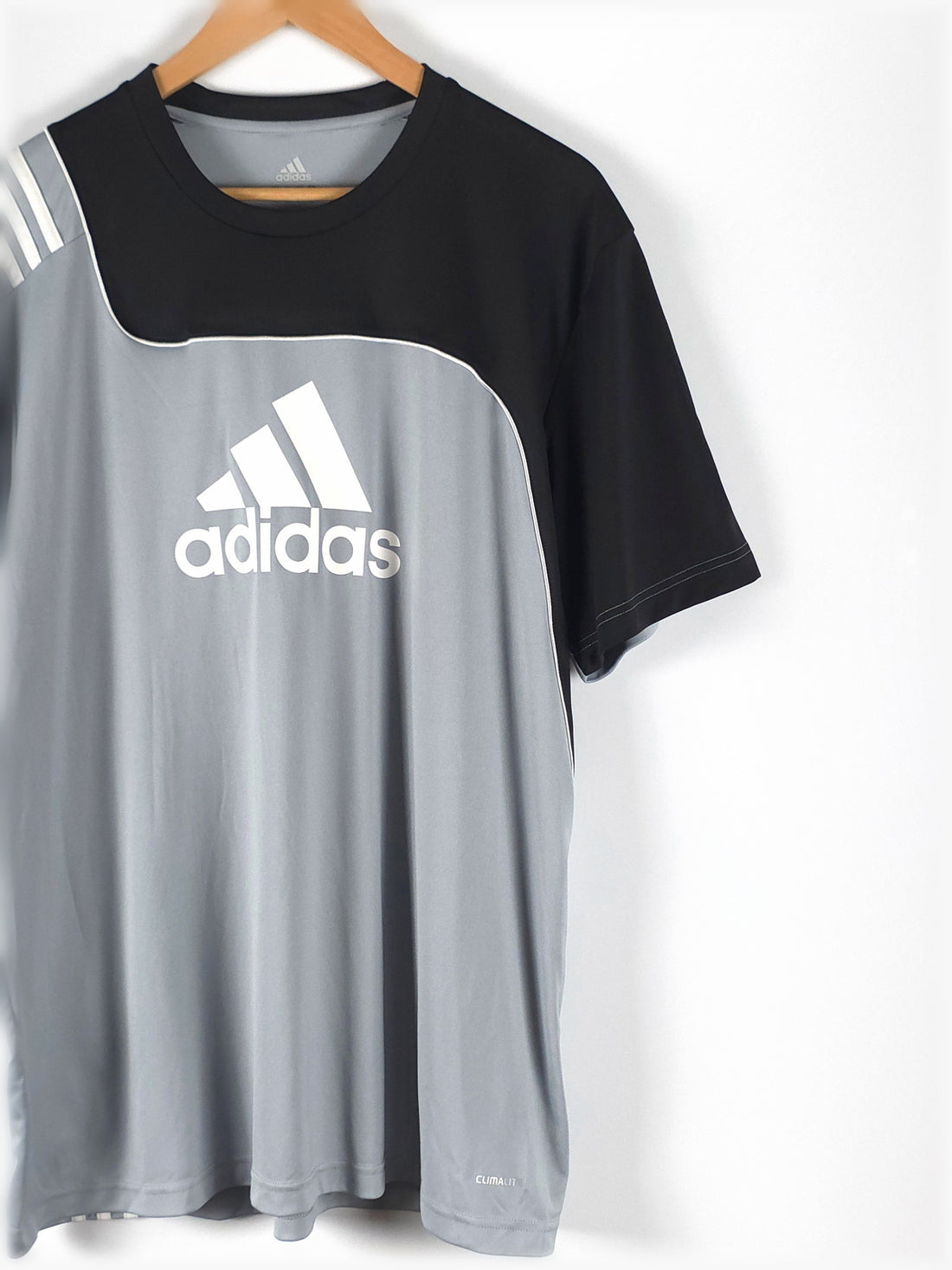 T-shirt sportiva adidas